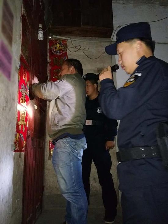 务川粗心妈妈误将幼女锁家中 