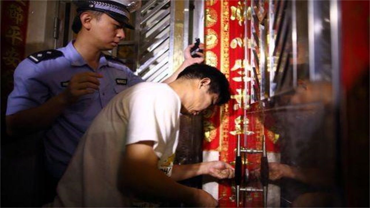 务川请开锁师傅开了锁后，师傅